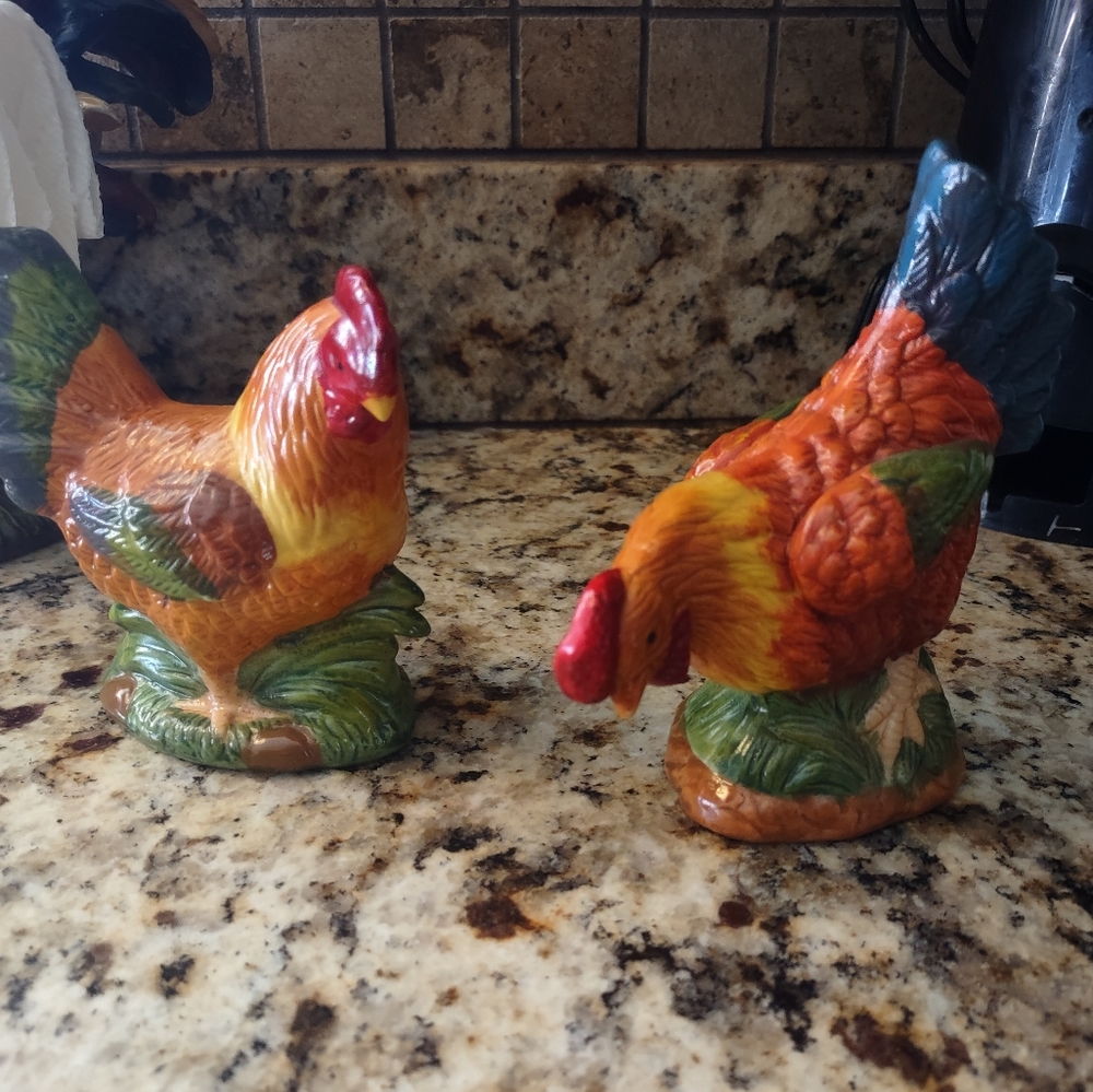 Pecking rooster and chicken figurines